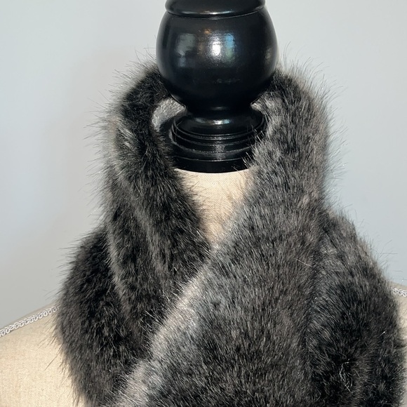 Laundry By Shelli Segal  NWT Nomad Fluffy Faux Fur Scarf Wrap - Picture 2 of 7